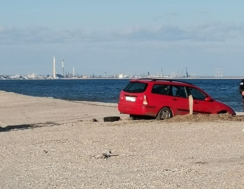 A driver drove into the beach and got stuck in the sand - PHOTO thumbnail