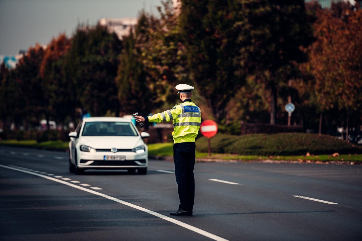 Un șofer prins băut le-a mulțumit polițiștilor că l-au oprit. Adormise de două ori la volan