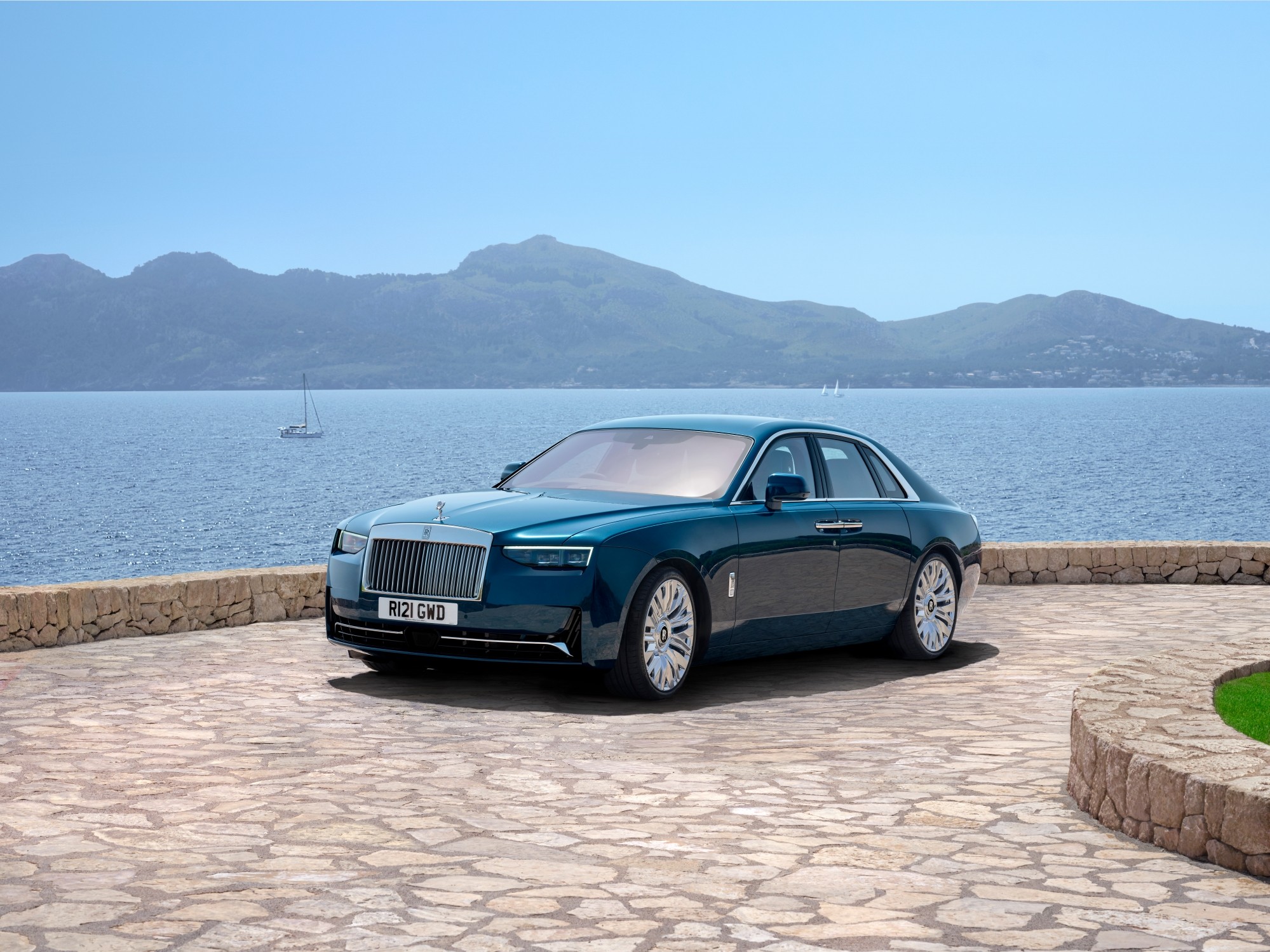 Rolls-Royce Ghost facelift debutează oficial cu un design împrospătat și noi tehnologii