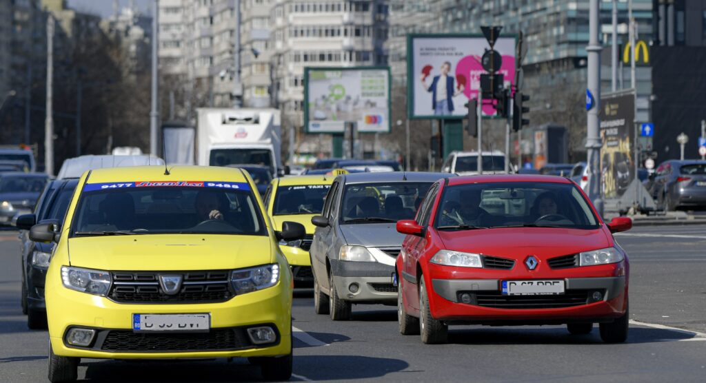 Cum și Când Poți Întoarce Mașina pe Stradă Fără a Încălca Legea și Fără a Păși Linia Continuă. Reguli, Restricții și Recomandări pentru Manevrele de Întoarcere din Trei Mișcări.